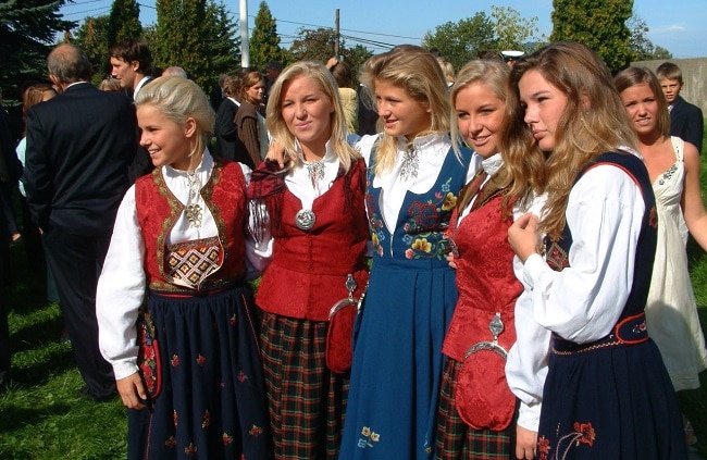נערות צעירות בפיורד הרדנגר עם התלבושת המסורתית - Hardanger bunad