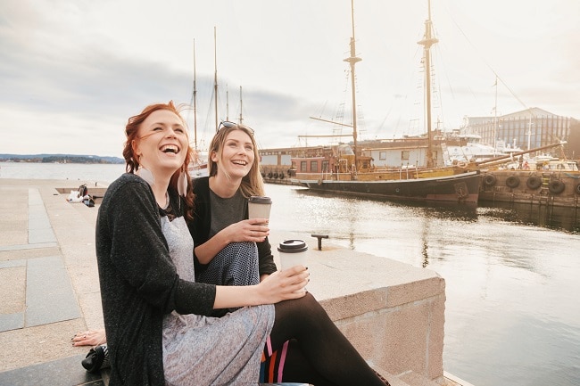 2 נערות נורבגיות יושבות לקפה בנמל אוסלו