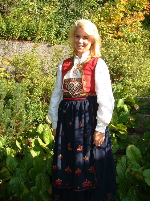 נערה מ-Asker בלבוש מסורתי