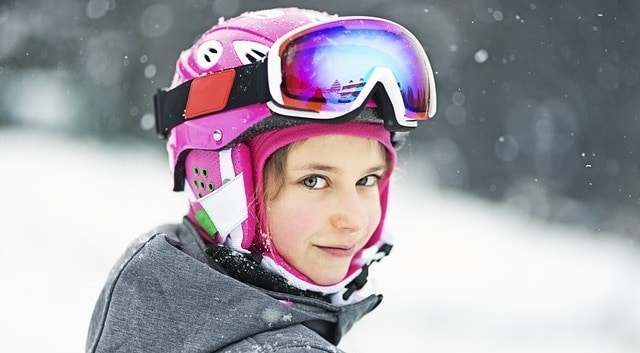 בחורה גולשת סקי באיזור סירדאל