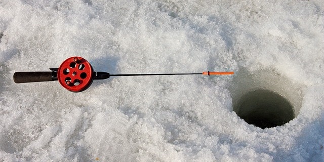 דיג דרך חורים בקרח
