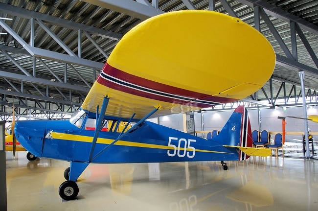 אחד המטוסים העתיקים המוצגים בתוך מוזיאון המדע והטכנולוגיה באוסלו