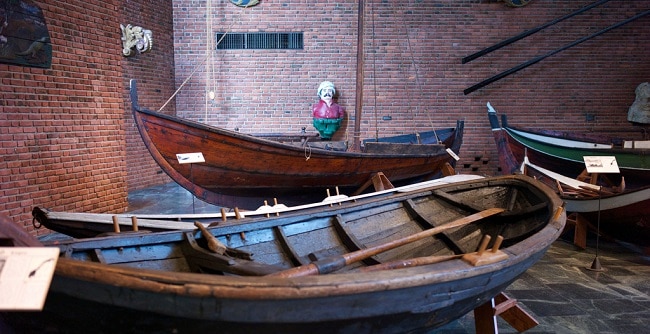 תצוגת סירות עתיקות מעץ