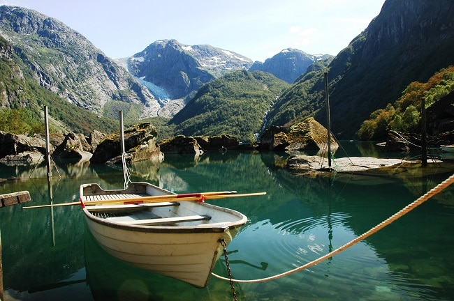 סירה בתוך אגם - נורבגיה