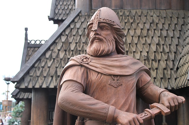 פסל של ויקינג שולף חרב