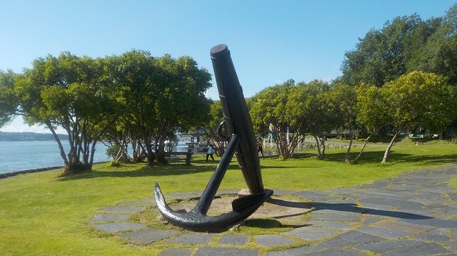 פסל של עוגן על הרציף בחצי האי ביגדוי