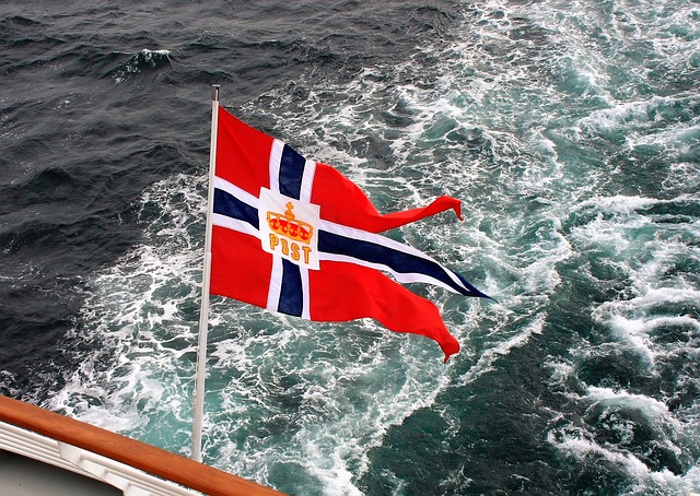 שייט בסירת מנוע בנורבגיה עם דגל נורבגיה
