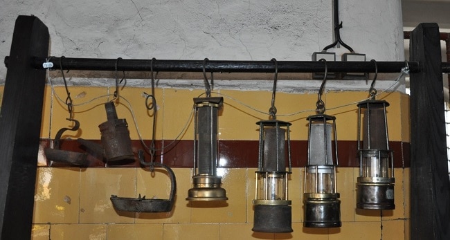 מנורות כרייה ישנות שמוצגות במסעדה