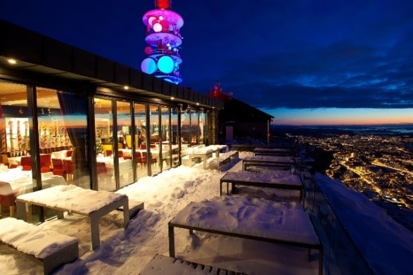 מסעדת Sky Skraperen והנוף הנשקף ממנה בלילה חורפי אופייני