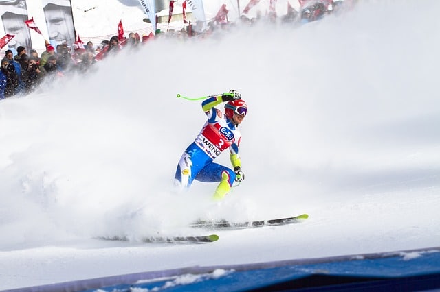 מתחרה באליפות נורבגיה בסקי במורד