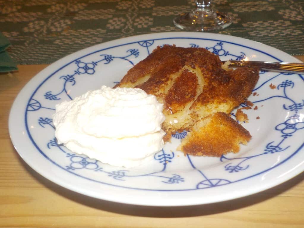 עוגת תפוחים עם קינמון וקצפת במסעדת Olaløo‎