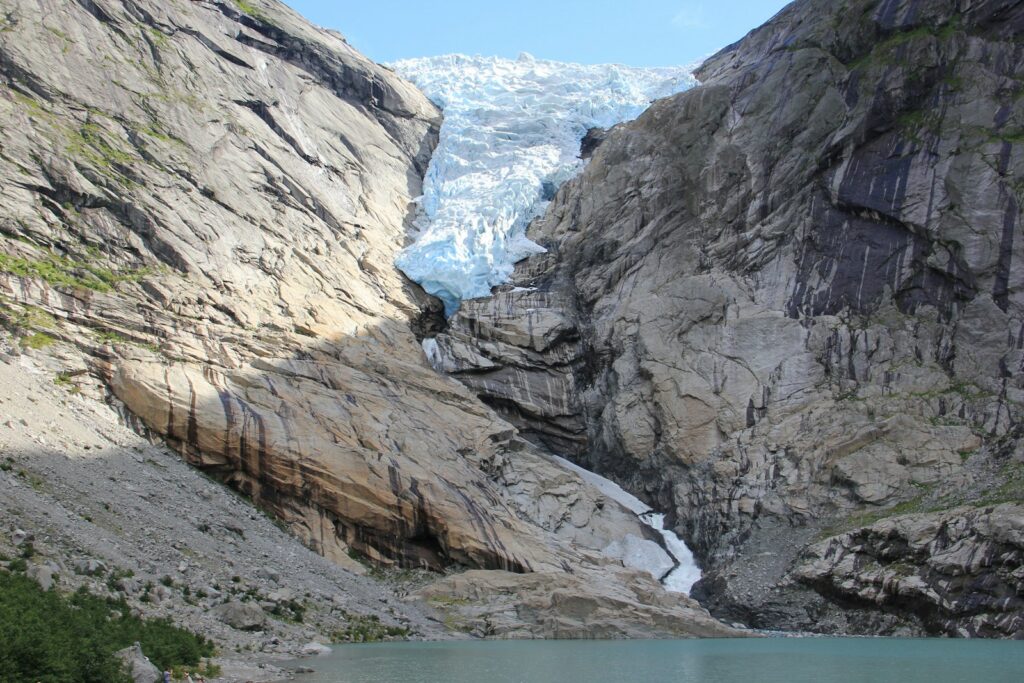 קרחון בריקסדאלסבריין (Briksdalsbreen), המהווה שלוחה של קרחון יוסטדלסבריין הגדול בנורווגיה